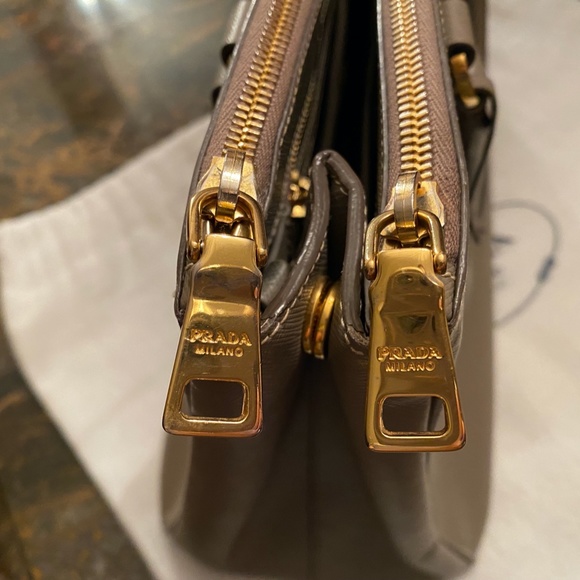 PRADA SAFFIANO LUX DOUBLE ZIP HANDBAG (ARGUILLA) - Picture 12 of 16